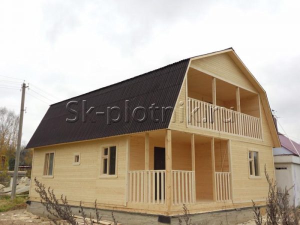 Каркасно-щитовой дом 8х10 м с балконом и террасой